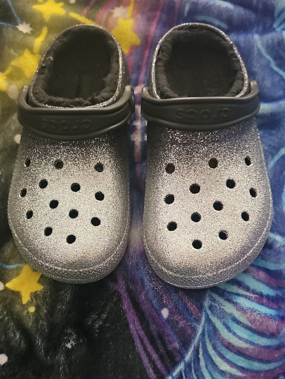 CROCS Womens Glitter Fuzzy Clogs in Shimmery Silver
